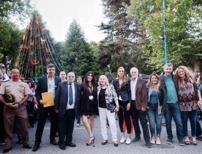 La Navidad volvi� a Plaza San Mart�n con el encendido del tradicional �rbol luego de largo tiempo