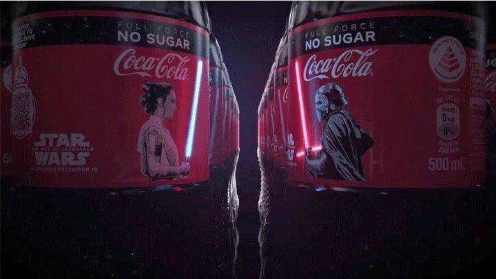 Una gaseosa lanza botellas con luz LED que simula los sables lser de Star Wars