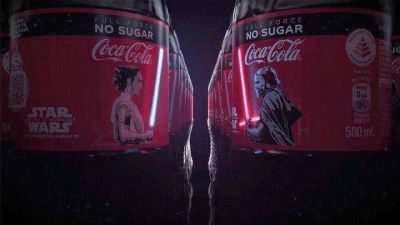 Una gaseosa lanza botellas con luz LED que simula los sables l�ser de Star Wars