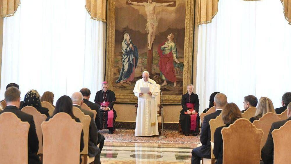 El Papa: Los nuevos desafos educativos exigen renovarse para hacer eficaz la misin