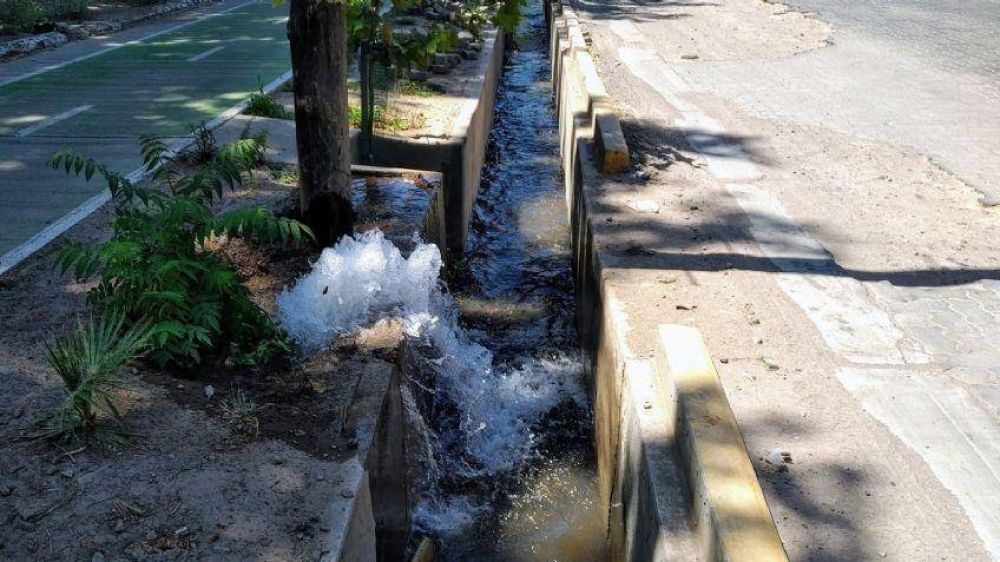 Miles de litros de agua potable se pierden en la vereda del Liceo