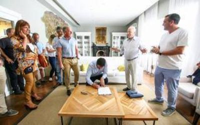 Pinamar: Intendente firm� convenio para desarrollar un Parque Acu�tico