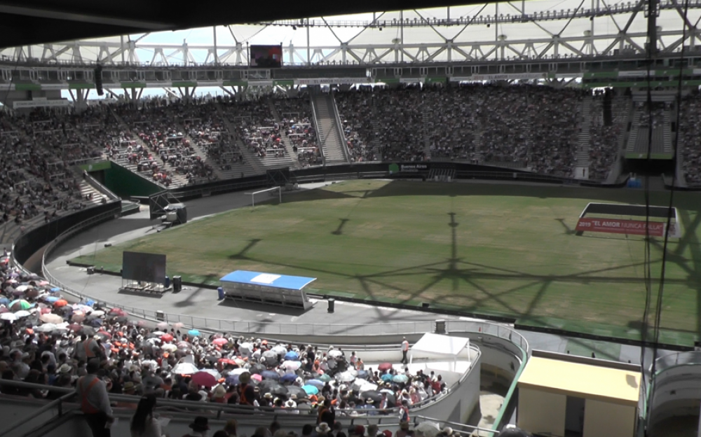 Unos 35 mil testigos de Jehov colmaron el Estadio nico