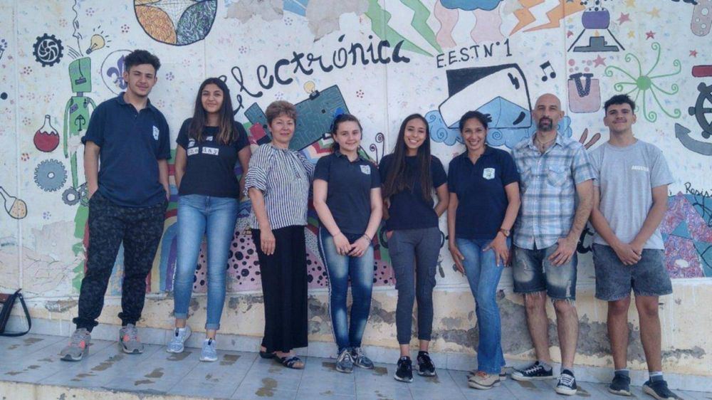 Estudiantes secundarios bahienses harn placas con plstico reciclado