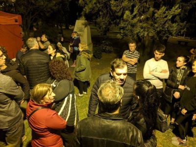 Montenegro habl� con los vecinos en la Plaza Rocha