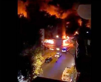 Impactante video del momento en que las llamas destruyen la distribuidora Torres y Liva