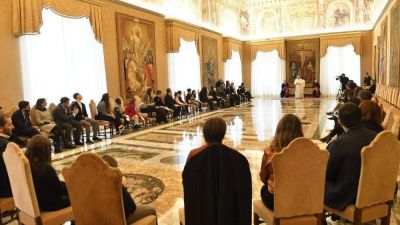 El Papa a los J�venes de la Acci�n Cat�lica: Jes�s nos pide construir puentes