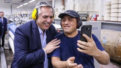 Alberto Fernández recorrió una fábrica textil en San Martín: “Queremos que Argentina recupere su industria y los argentinos vuelvan a trabajar”