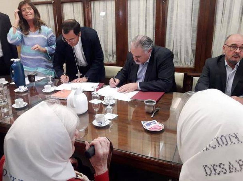 El Obispo hizo entrega de documentaci�n del �Programa Memoria Hist�rica�