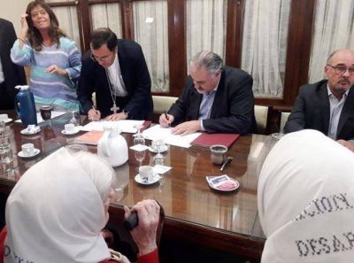 El Obispo hizo entrega de documentaci�n del �Programa Memoria Hist�rica�