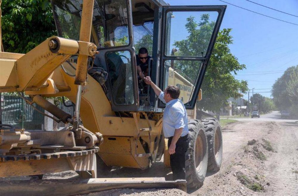 Los Pinares: avanzan las obras de mantenimiento de caminos y nivelacin de calles