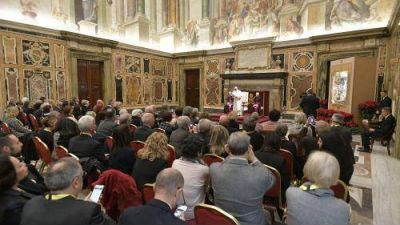 Los ancianos son una riqueza y no un peso para la sociedad, dice el Papa Francisco