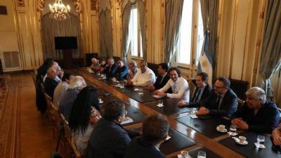 El Gobierno y el sindicalismo acordaron el pago de una suma fija en enero para el sector privado