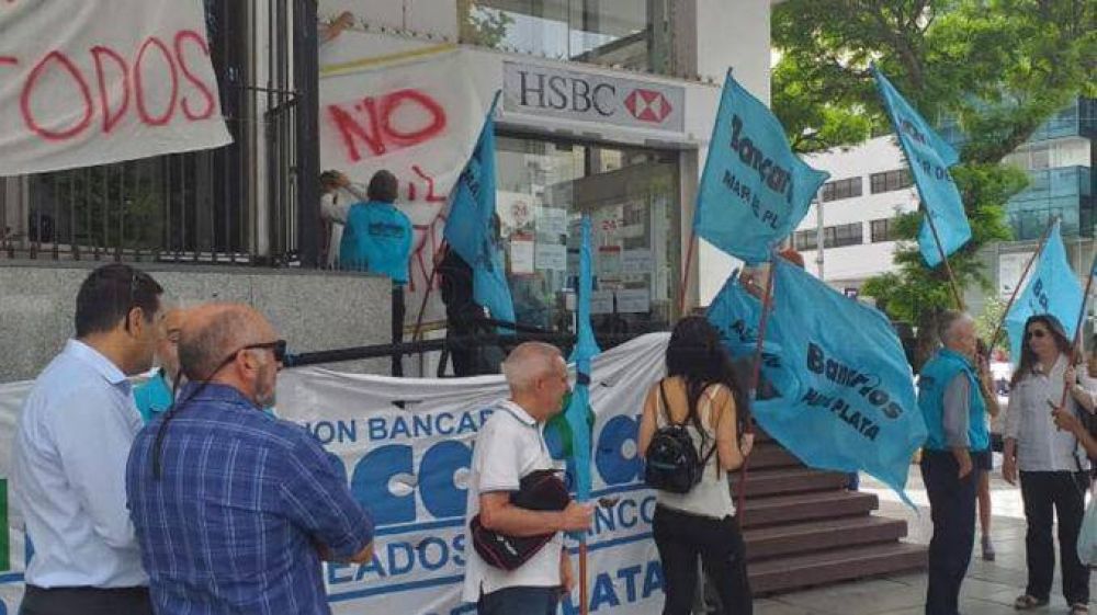 Trabajadores bancarios reclamaron por el cierre de una sucursal de HSBC en Balcarce