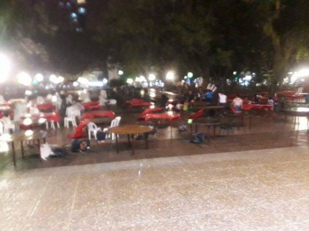 Violento temporal caus destrozos durante la cena solidaria en la Plaza 9 de Julio: hay tres heridos