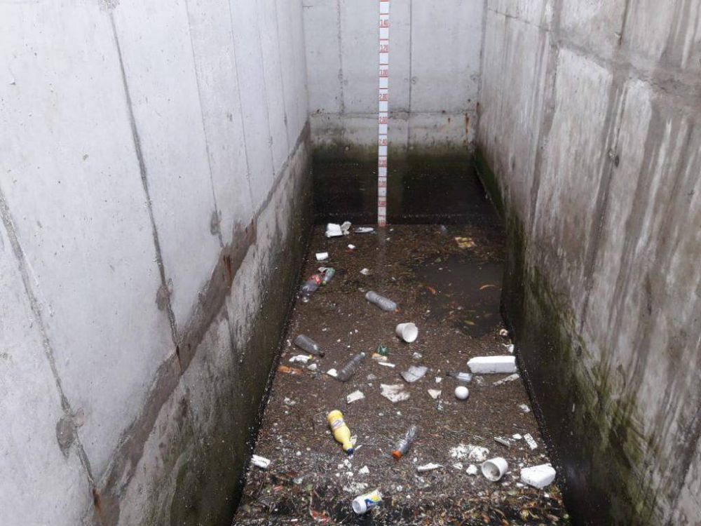 La desembocadura del Arroyo del Barco, tapada de basura arrojada por la gente