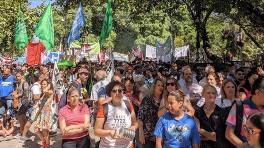 Minera: ambientalistas marcharon en Mendoza contra la sancin de una ley que habilit el uso de qumicos