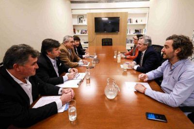 Alberto recibe al campo para explicar las retenciones y evitar que el conflicto escale