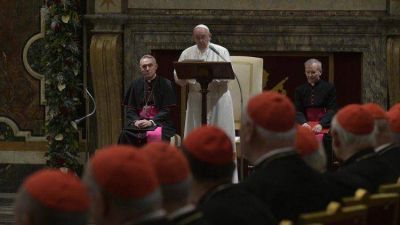El Papa: la Curia cambia para servir mejor a la humanidad