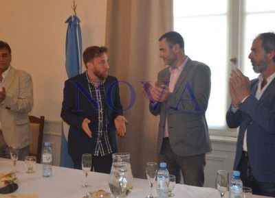 Oterm�n brind� por las fiestas junto a los periodistas y se puso a disposici�n