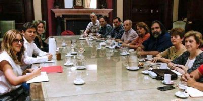 Despu�s de cuatro a�os, los gremios docentes bonaerenses volvieron ingresar a la Gobernaci�n