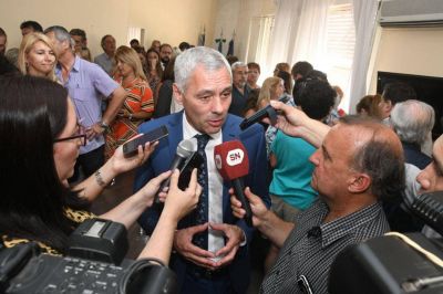 El nuevo intendente de Berisso se baj� el sueldo y recort� el de los funcionarios