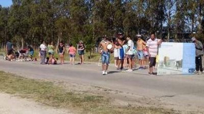 Vecinos realizan un corte de calle por estar sin servicio de agua desde el jueves