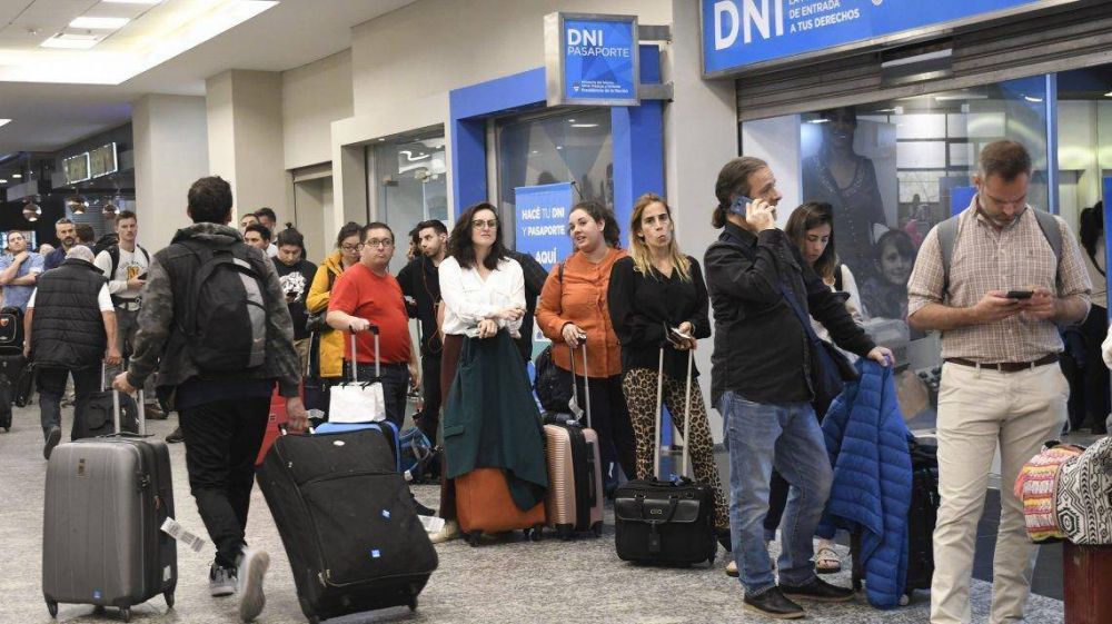 Los viajes al exterior de empresas argentinas pagados en pesos no tendrn el impuesto del 30%