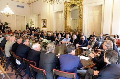 Sin la Mesa de Enlace, el gobierno logr� un nuevo acuerdo social con empresarios y sindicalistas