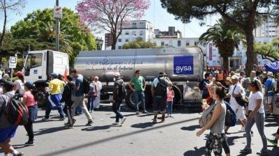 AYSA lleva agua potable en camiones cisternas a la Villa 31 de Retiro