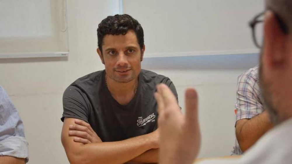 Siendo profesor de educaci�n f�sica, el intendente que trabajar� ad honorem cobra por ense�ar derecho