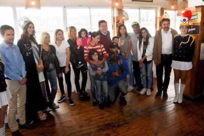 Montenegro homenaje� a los primeros turistas del a�o: �Nos da mucha alegr�a que nos elijan�