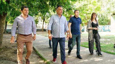 Fernando Gray visit� una escuela vandalizada