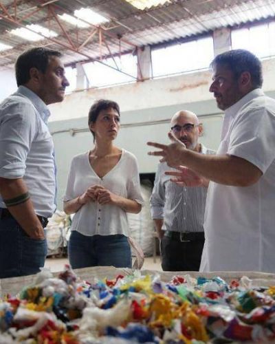 Mendoza y Cabandi� visitaron una planta recicladora de pl�sticos de Bernal Oeste