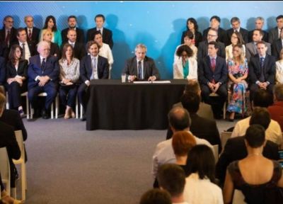 Los cinco primeros puestos de una encuesta sobre imagen positiva corresponden a funcionarios de la gesti�n de Alberto