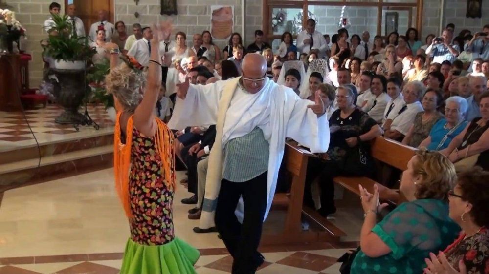 El cura flamenco de Mlaga que triunfa con sus bailes en las redes sociales