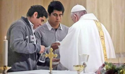 Chicos santiague�os recuperados de las drogas fueron monaguillos en misa del Papa en Roma