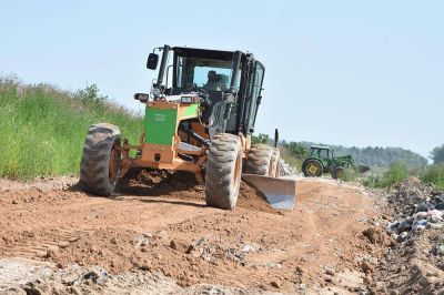 Trabajos de mejoramiento vial en el Basural Municipal