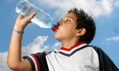 8 razones para tomar agua y dejar las bebidas azucaradas