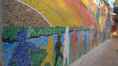Alumnos inauguraron un mural hecho con más de 50.000 tapitas plásticas