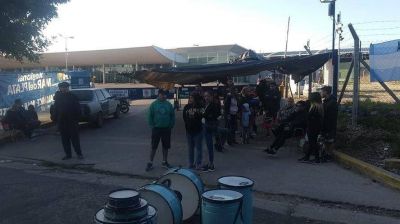 Los maleteros mantienen los cortes en los ingresos a la Terminal