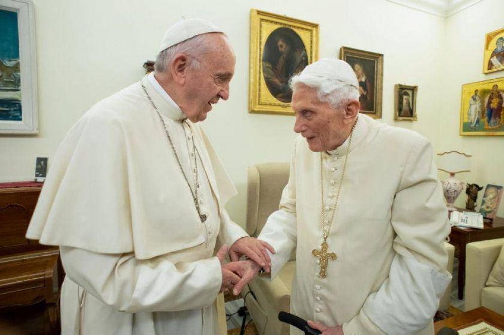 Los dos Papas de verdad: Benedicto y Francisco divididos sobre el celibato sacerdotal