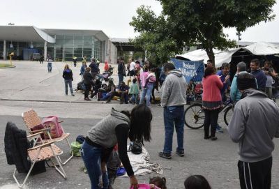 Contin�a bloqueda la Terminal de Omnibus y los turistas bajan peligrosamente en la avenida Luro
