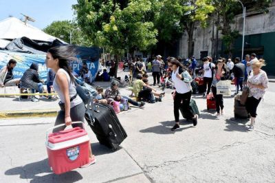 Buscan destrabar el conflicto con los maleteros antes de un fin de semana con pico de reservas