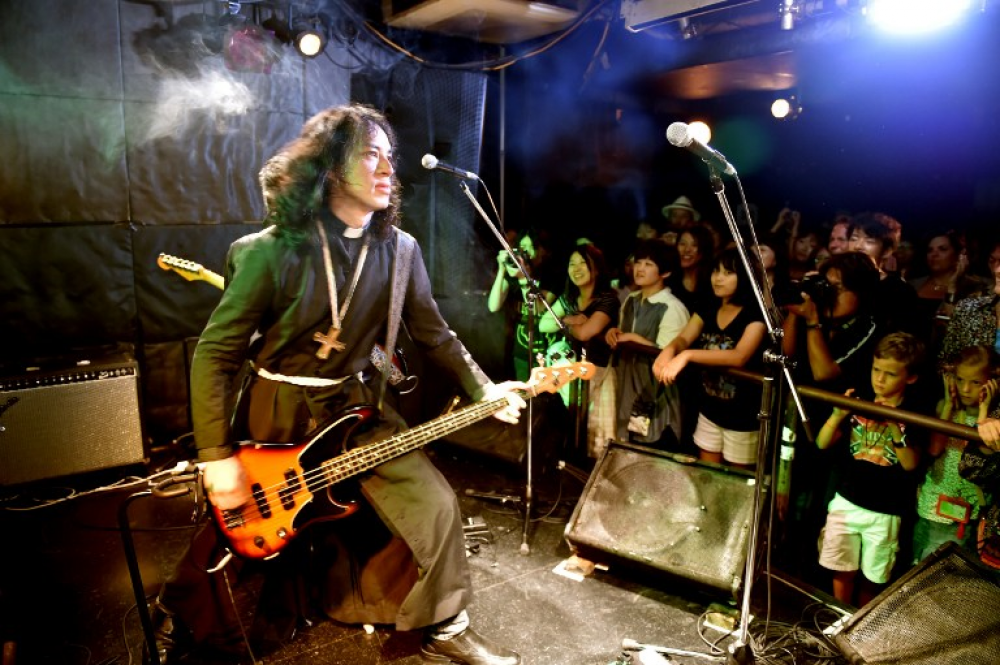 Un pastor rockero busca salvar las almas del barrio rojo de Tokio