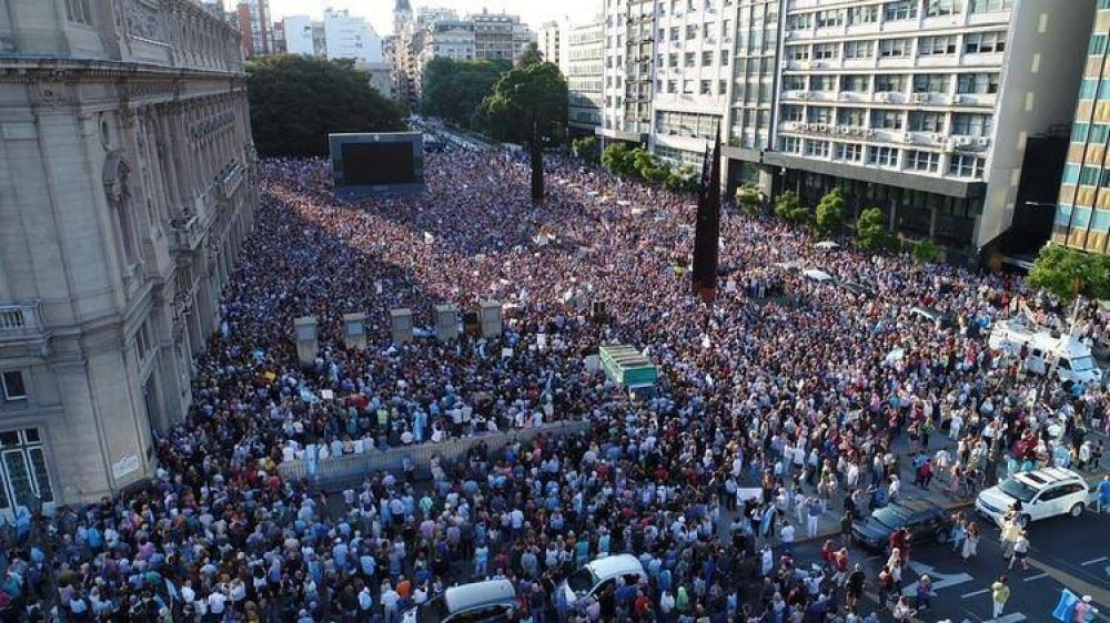 Con pedidos de justicia y acusaciones contra Cristina Kirchner, una multitud silenciosa se moviliz para recordar a Alberto Nisman