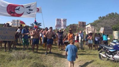 El avance del sector privado, un conflicto sin tregua en las playas del sur
