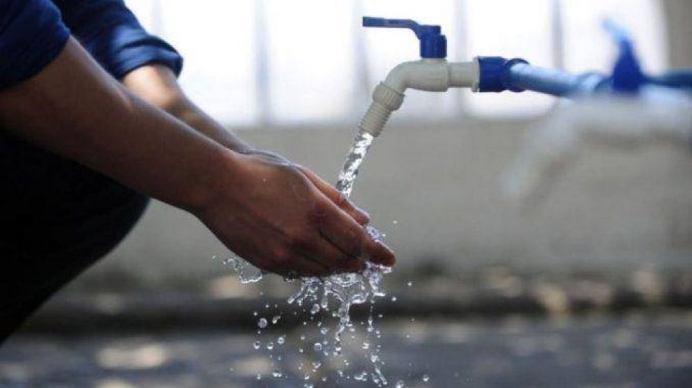 Vecinos de muchos barrios reclaman por falta de agua