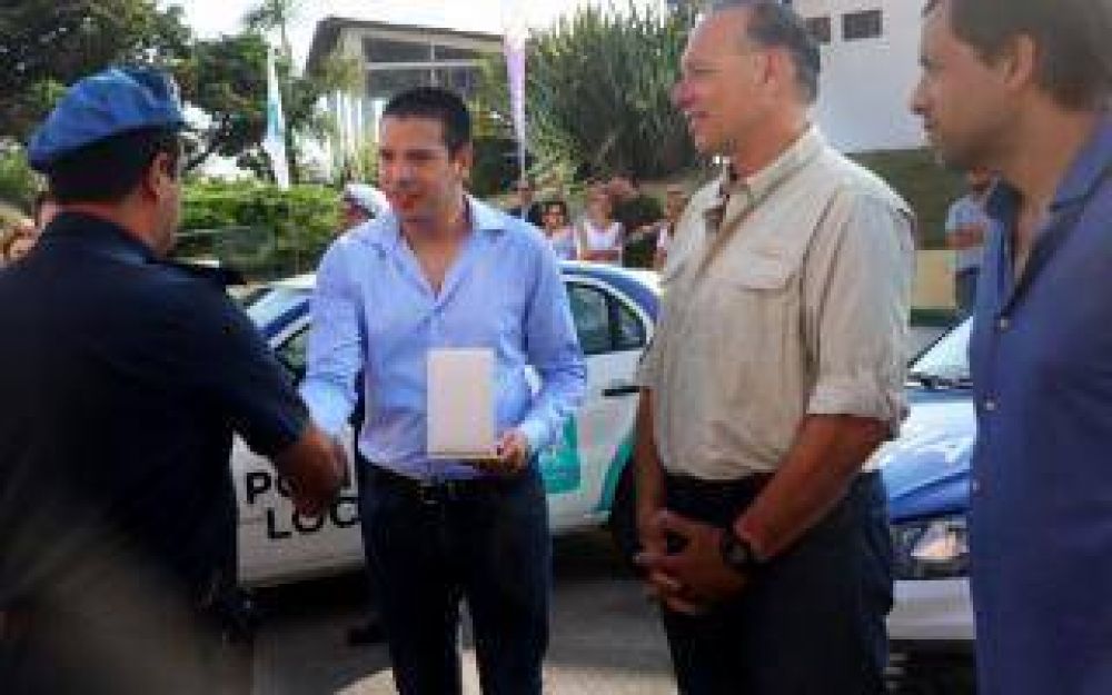 San Bernardo: Berni encabez la entrega de diez mviles policiales