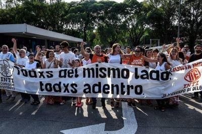 Emoci�n y alegr�a en el acto de reincorporaron de los trabajadores del INTI